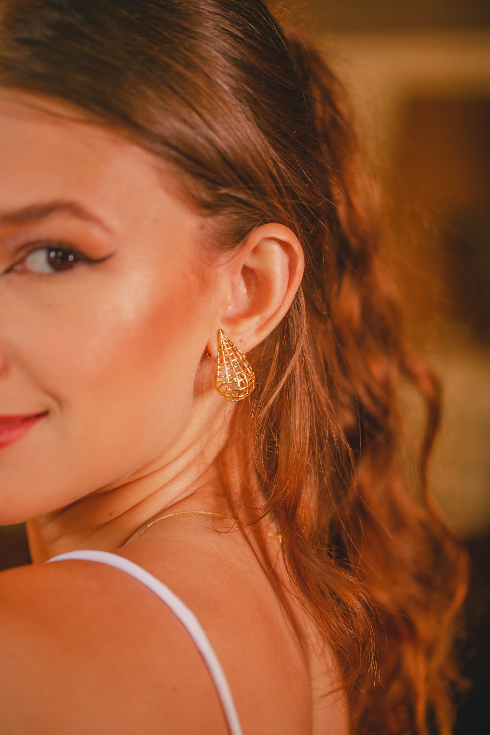 BRINCO DE GOTA COM DETLHAES VAZADOS FOLHEADO A OURO 18K