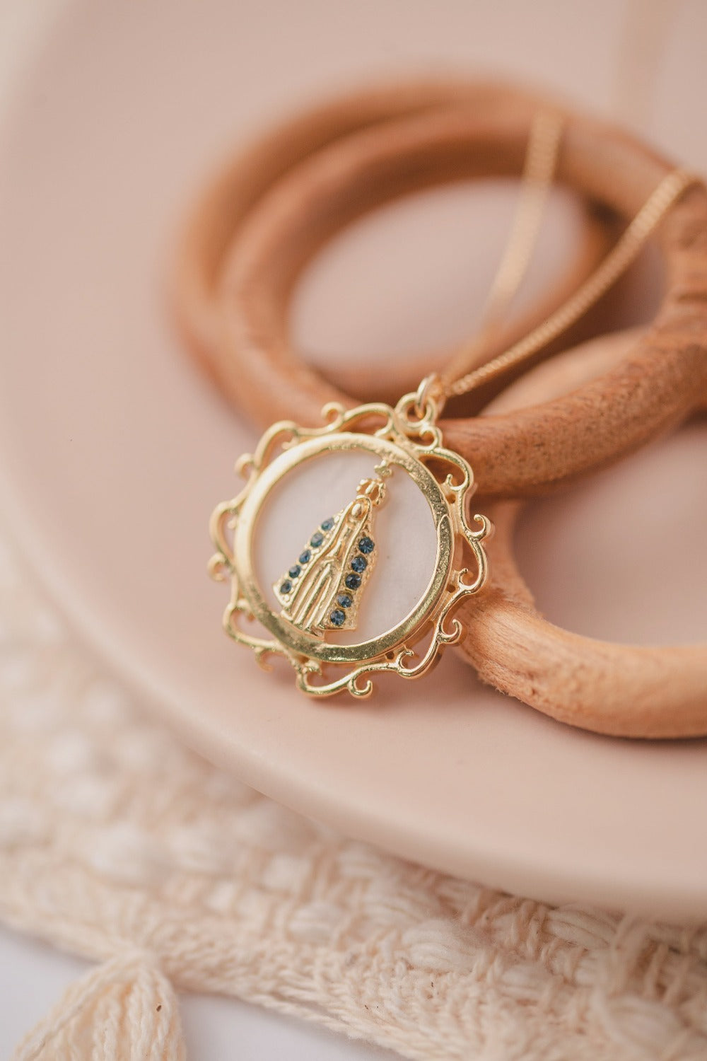 COLAR MANDALA NOSSA SENHORA APARECIDA COM MADRE PEROLA FOLHEADO A OURO 18K