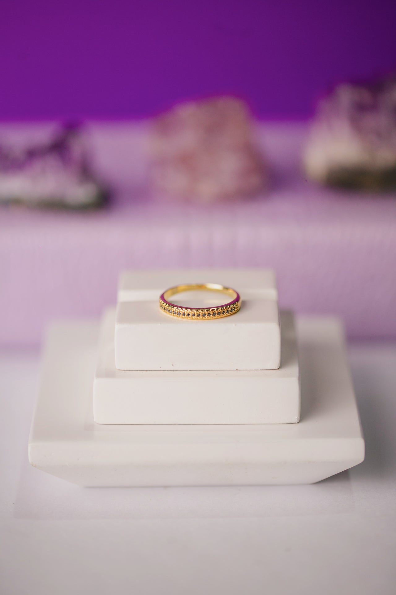 ANEL FILEIRA CRAVEJADA PRETA FOLHEADO A OURO 18K