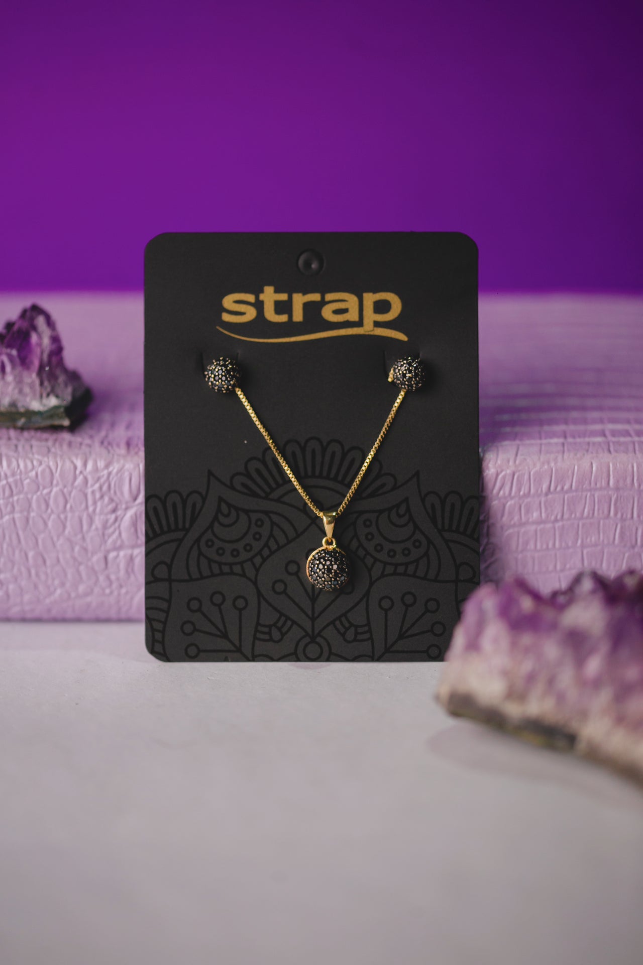 CONJUNTO BRINCO E COLAR PEDRA PRETO FOLHEADO A OURO 18K
