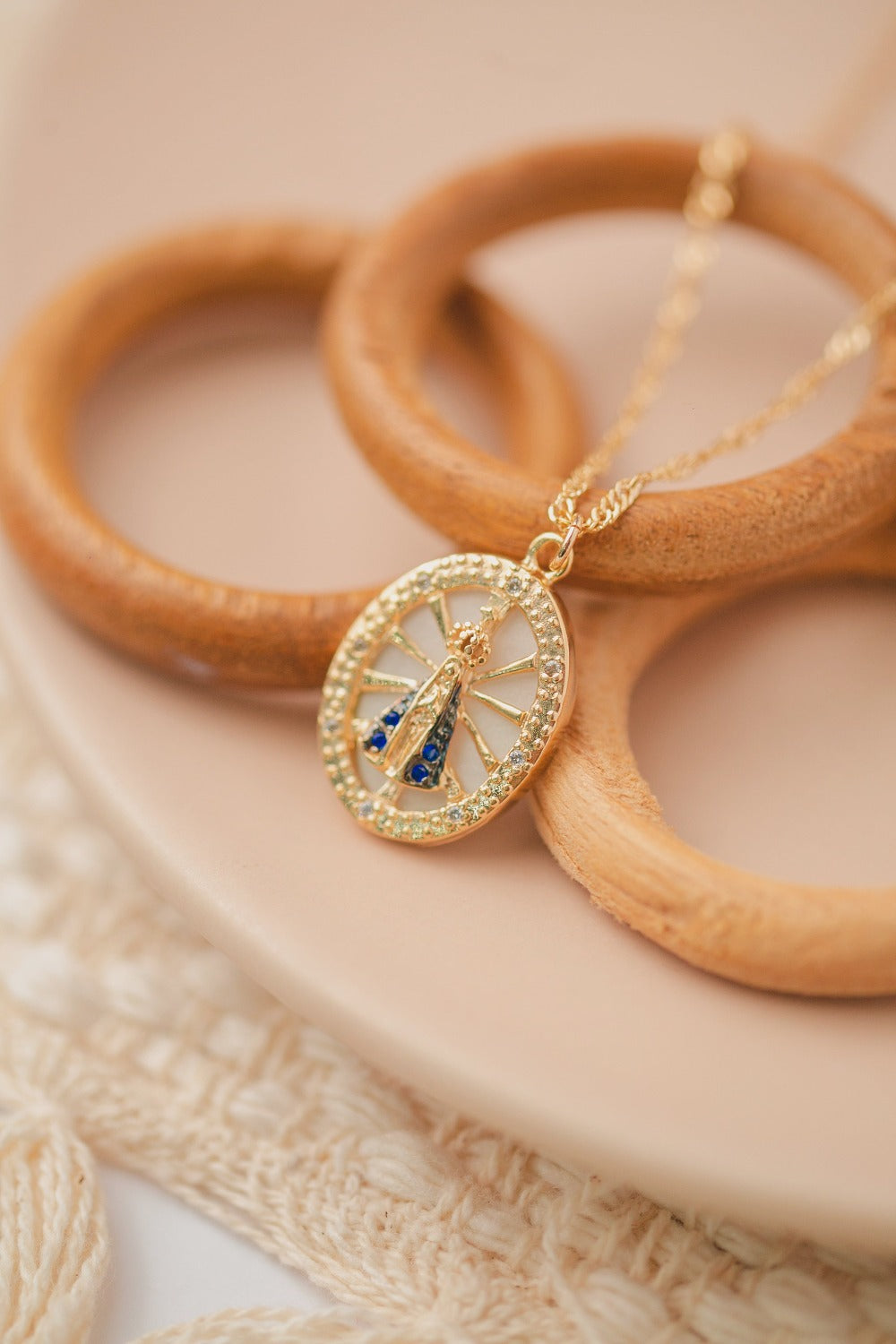 COLAR  NOSSA SENHORA APARECIDA COM MADRE PEROLA FOLHEADO A OURO 18K
