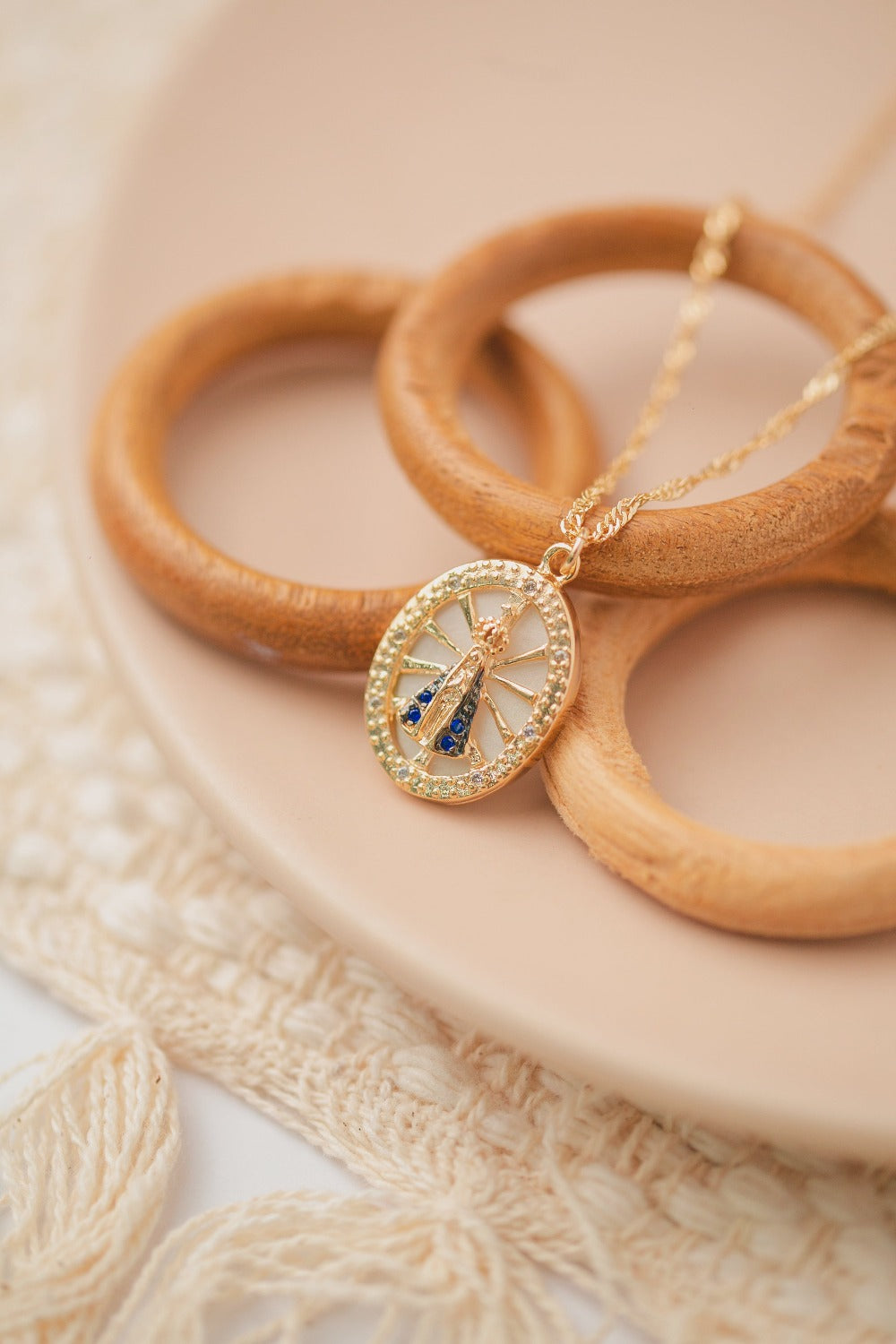 COLAR  NOSSA SENHORA APARECIDA COM MADRE PEROLA FOLHEADO A OURO 18K