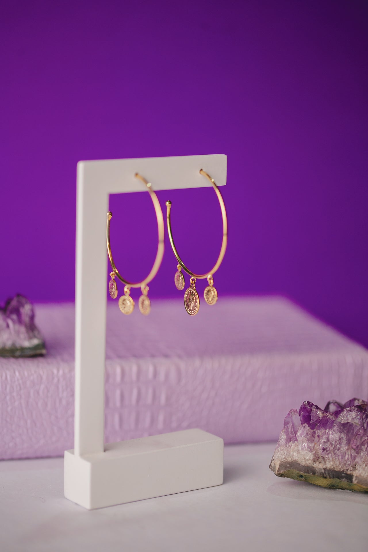 BRINCO ARGOLA COM MOEDA  FOLHEADO A OURO 18K