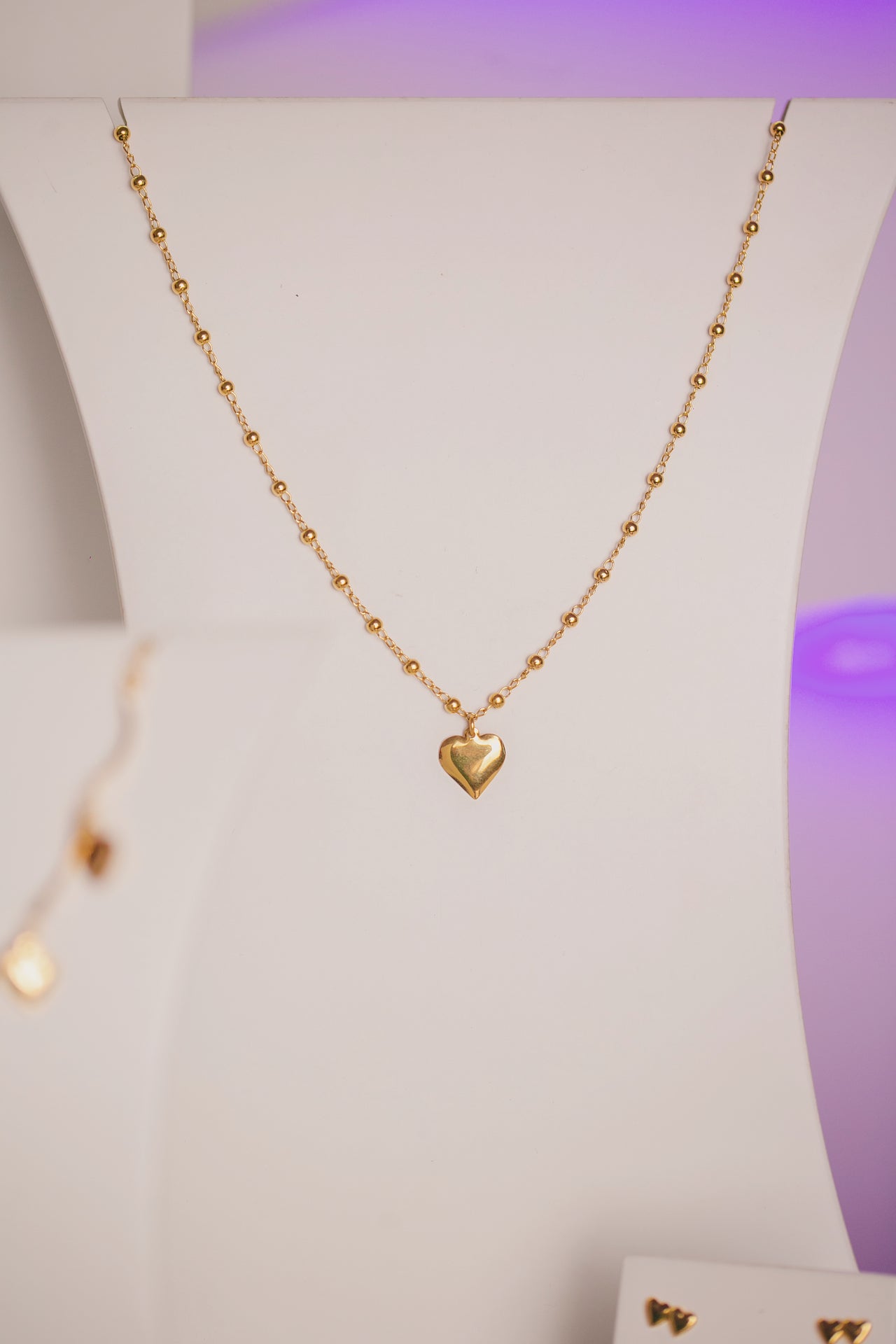 COLAR DE BOLAS PEQUENAS COM PINGENTE DE CORAÇÃO FOLHEADO A OURO 18K