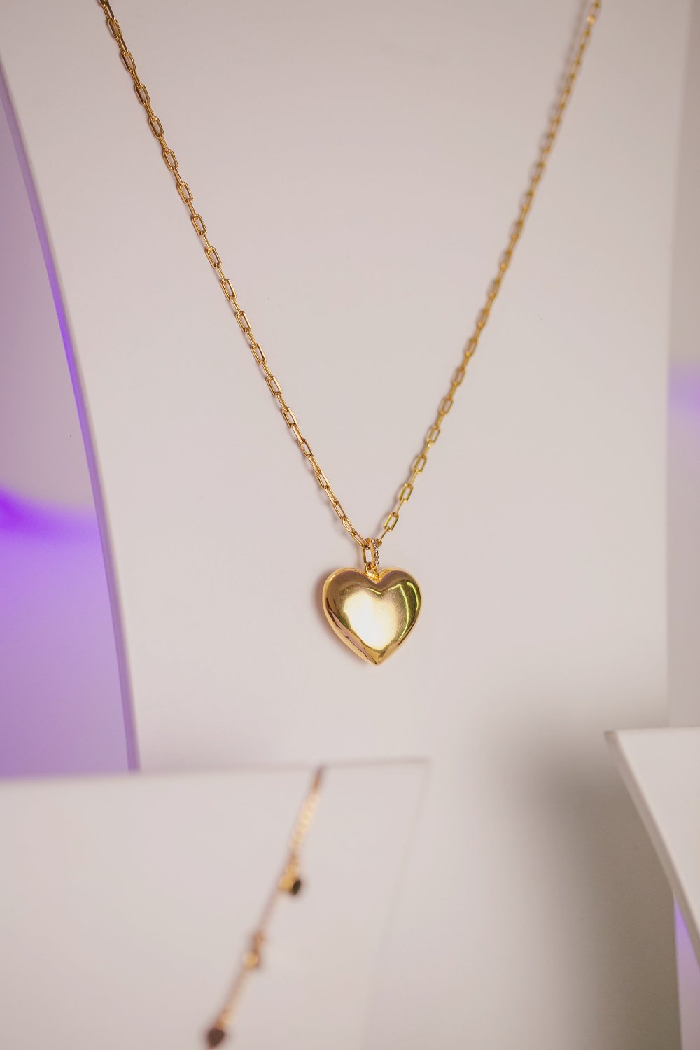 COLAR COM PINGENTE DE CORAÇÃO FOLHEADO A OURO 18K