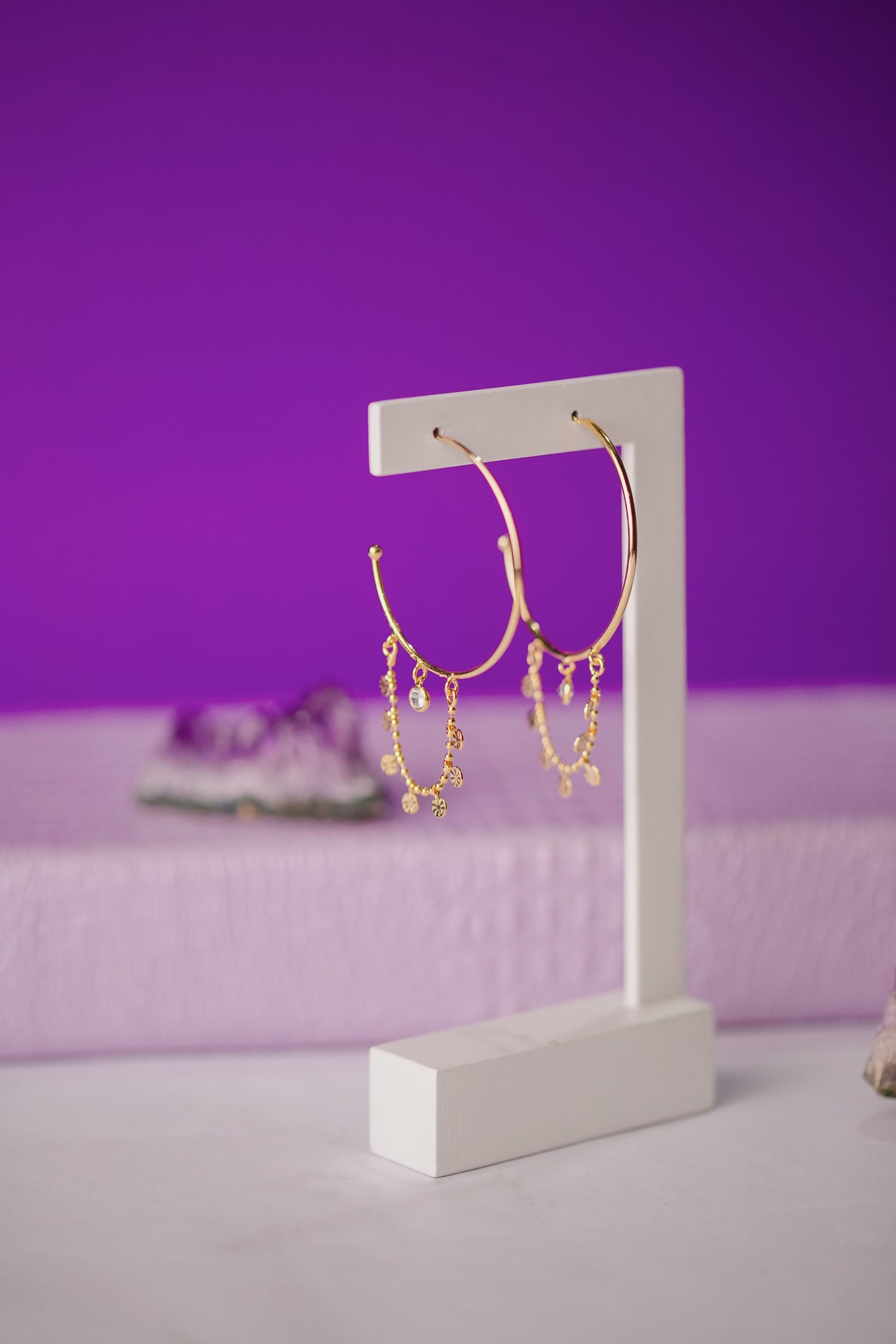 BRINCO ARGOLA COM DETALHES REDONDOS FOLHEADO A OURO 18K