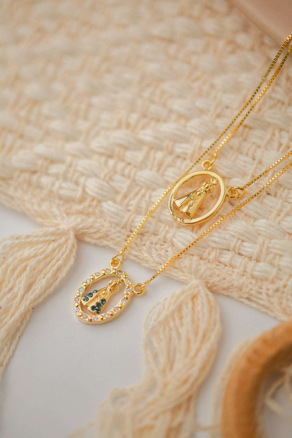 COLAR  DUPLO NOSSA SENHORA APARECIDA CRAVEJADA FOLHEADO A OURO 18K