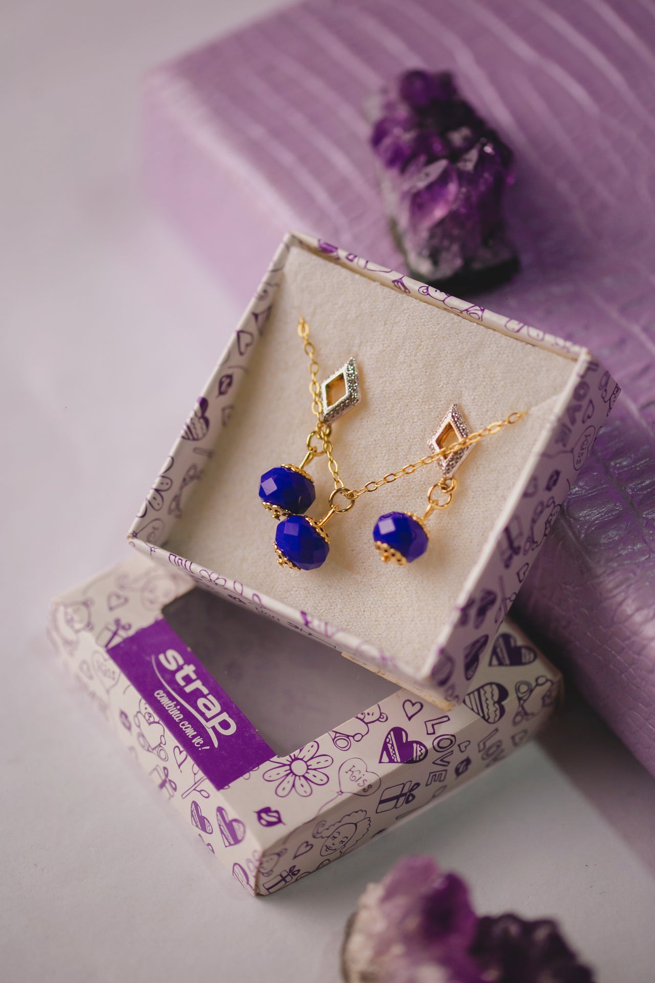 CONJUNTO DE BRINCO E COLAR AZUL ROYAL FOLHEADO A OURO 18K