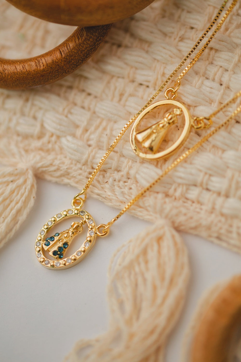 COLAR  DUPLO NOSSA SENHORA APARECIDA CRAVEJADA FOLHEADO A OURO 18K