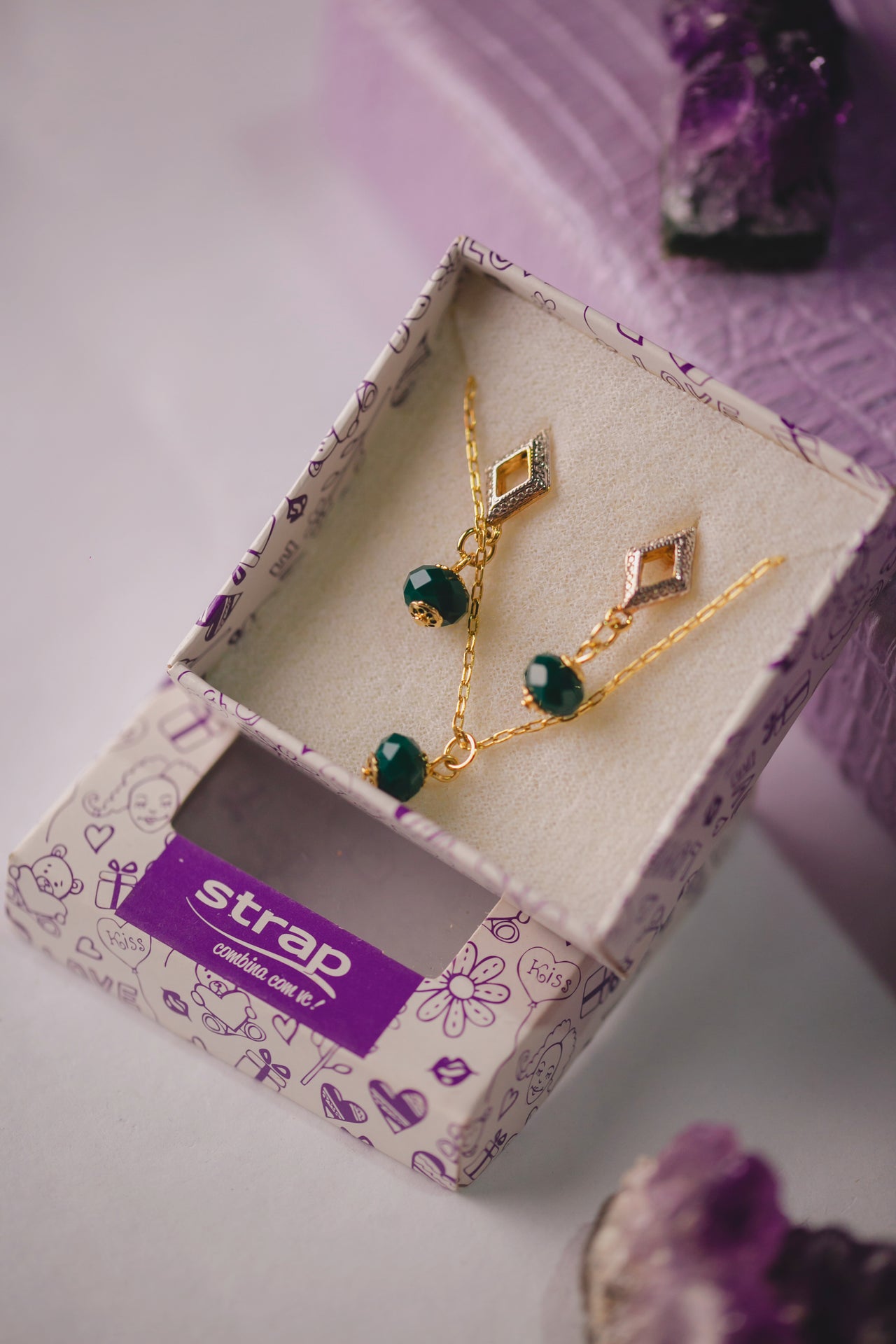CONJUNTO BRINCO E COLAR VERDE VINHO FOLHEADO A OURO 18K