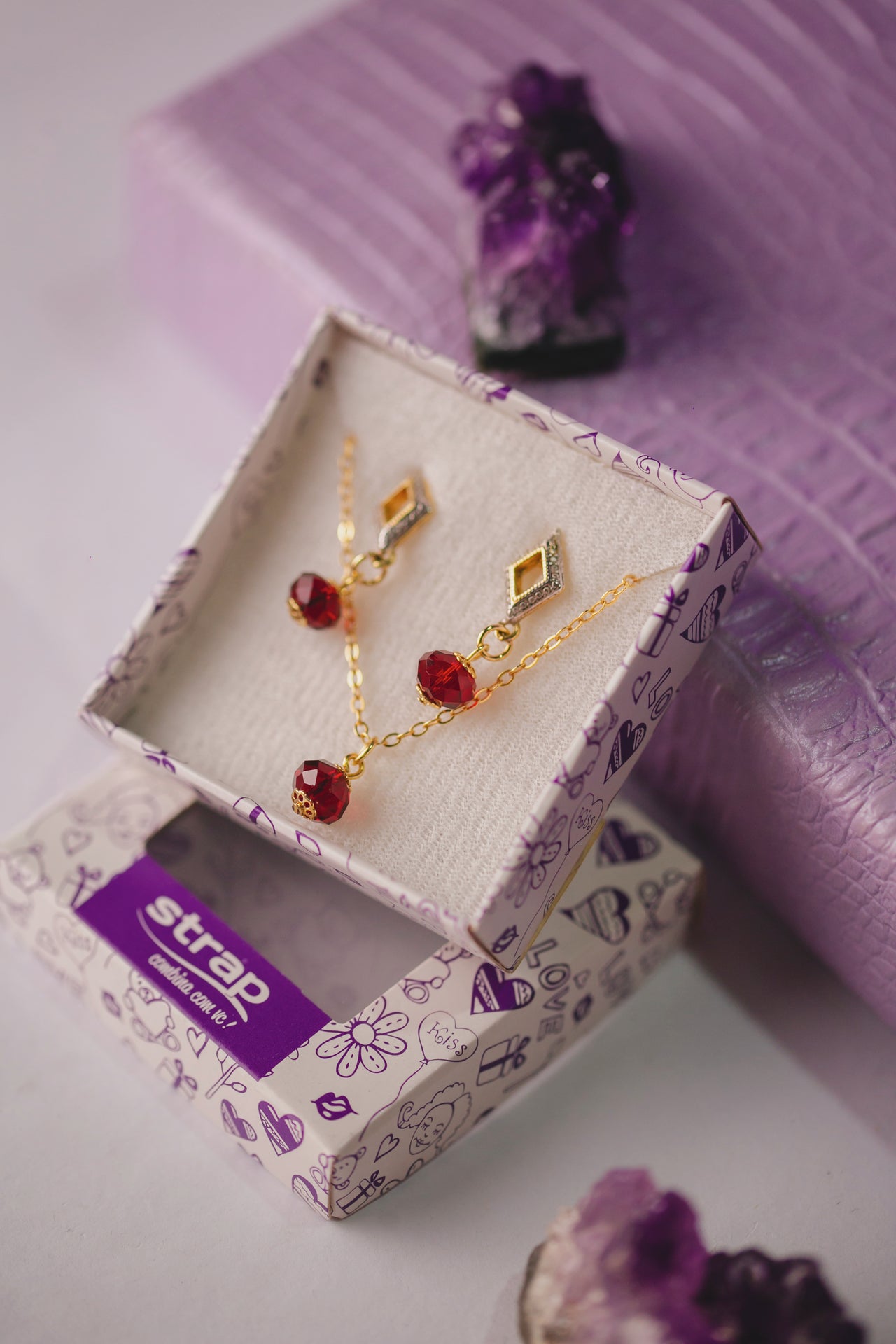CONJUNTO BRINCO E COLAR VERMELHO VINHO FOLHEADO A OURO 18K