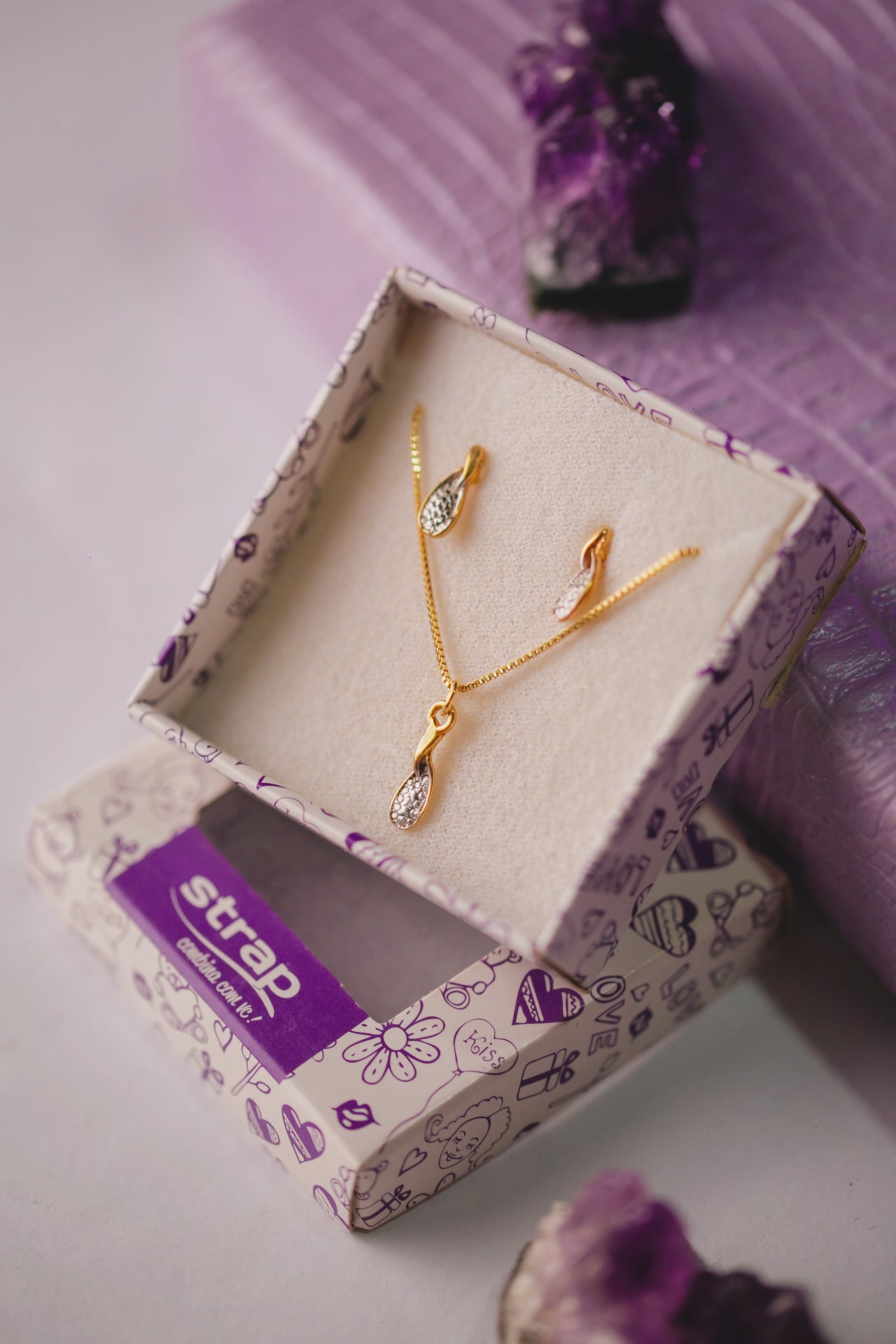 CONJUNTO BRINCO E COLAR COM DELICADO FOLHEADO A OURO 18K