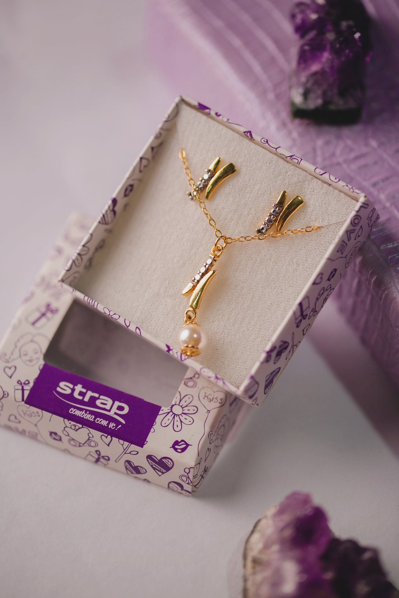 CONJUNTO BRINCO E COLAR COM DETALHE EM PEROLA FOLHEADO A OURO 18K