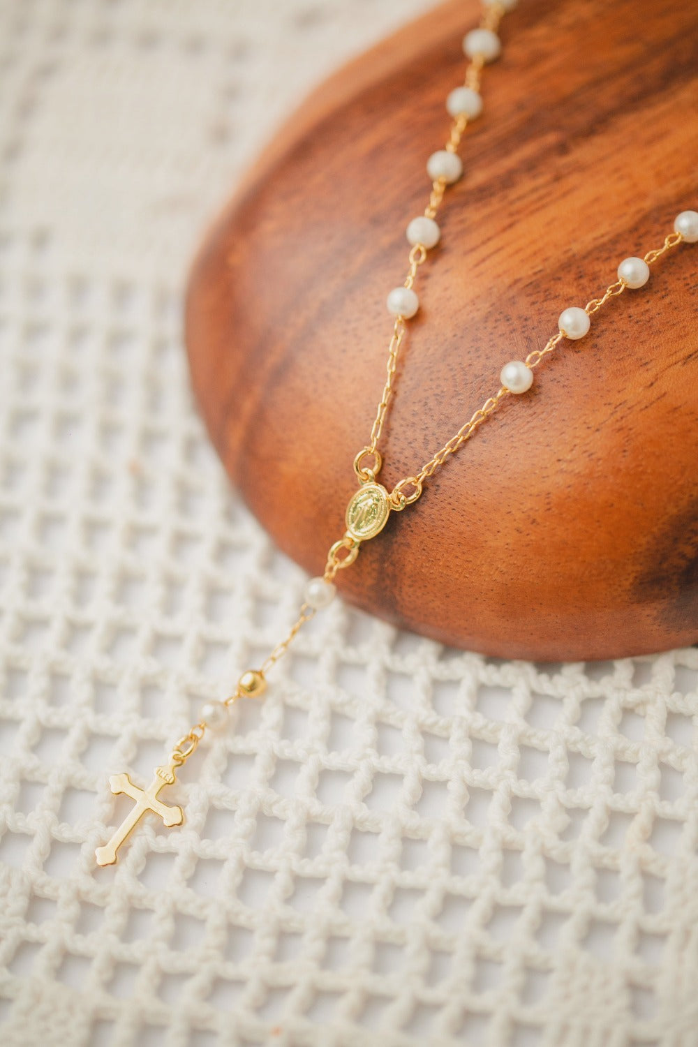 COLAR TERÇO COM PEROLAS FOLHEADO A OURO 18K