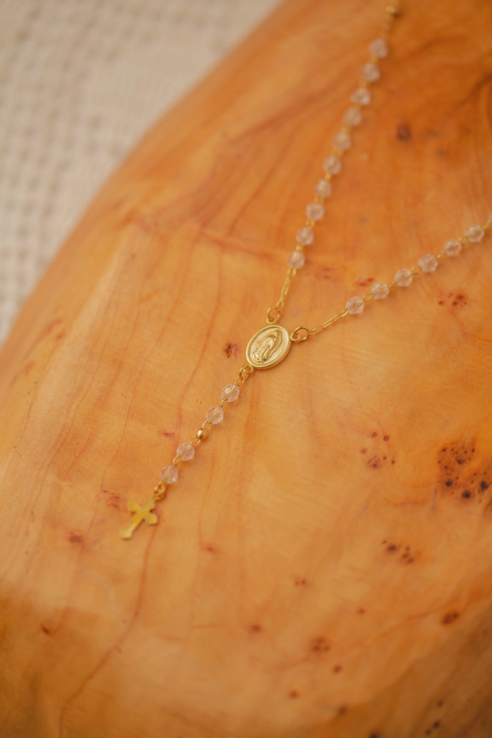 COLAR TERÇO COM CRISTAIS FOLHEADO A OURO 18K