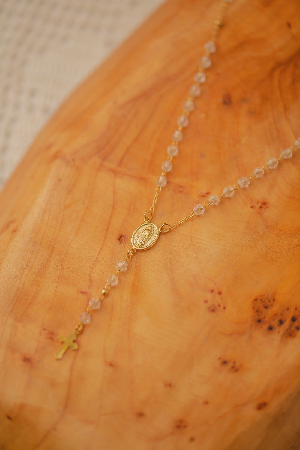 COLAR TERÇO COM CRISTAIS FOLHEADO A OURO 18K