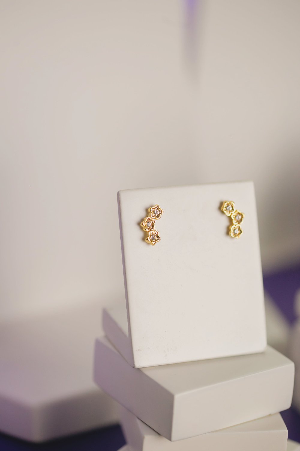 BRINCO MINI TRES FLORES FOLHEADO A OURO 18K