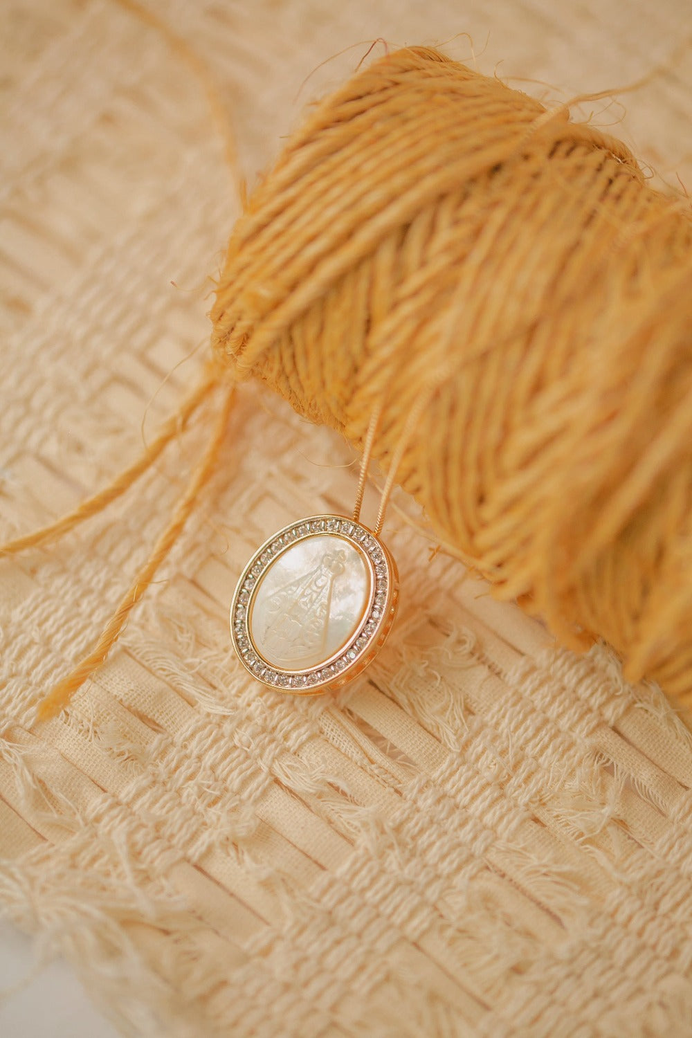 COLAR MADRE PEROLA NOSSA SENHORA APARECIDA CRAVEJADA FOLHEADO A OURO 18K
