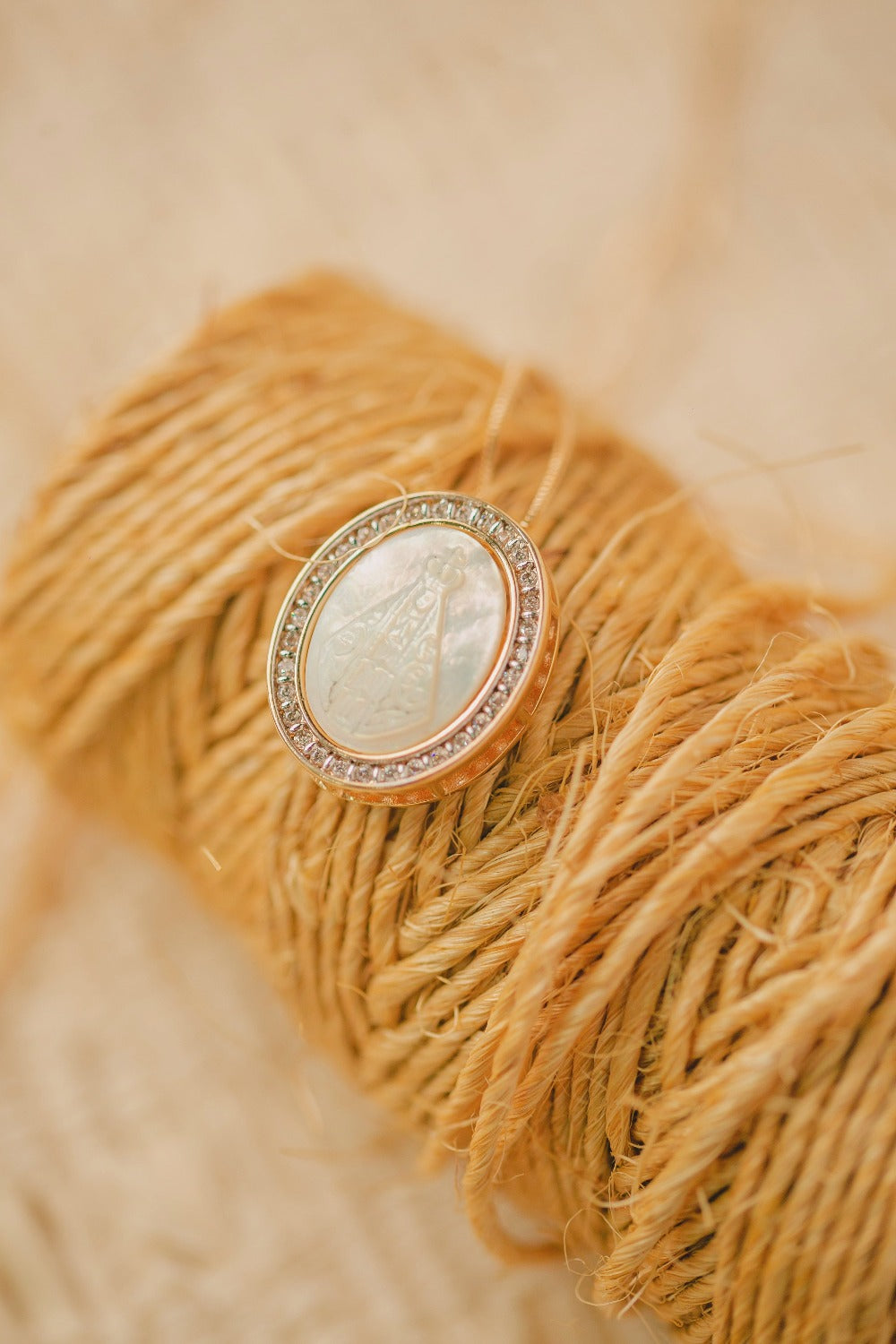 COLAR MADRE PEROLA NOSSA SENHORA APARECIDA CRAVEJADA FOLHEADO A OURO 18K