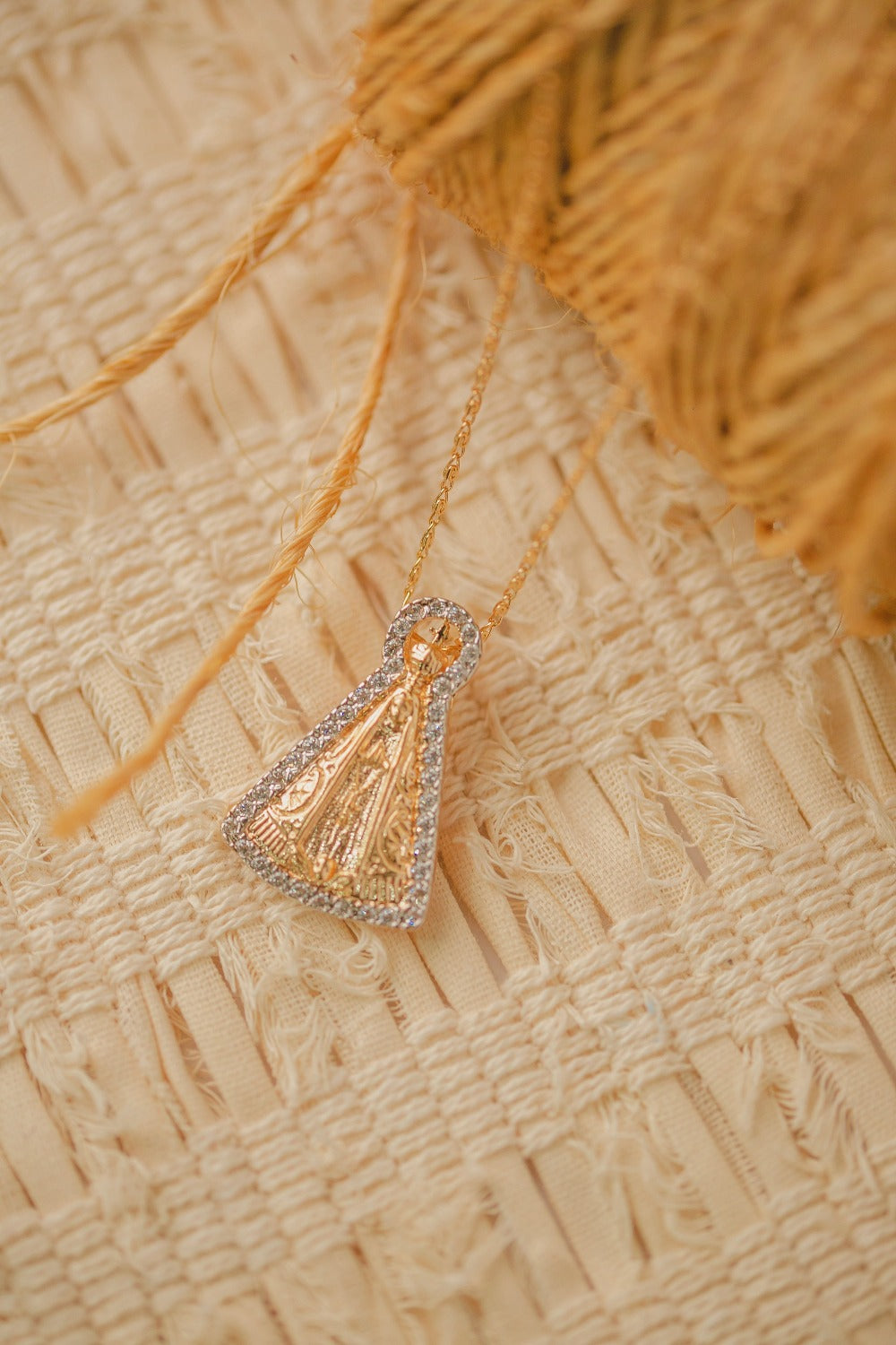 COLAR SANTA CRAVEJADA FOLHEADO A OURO 18K