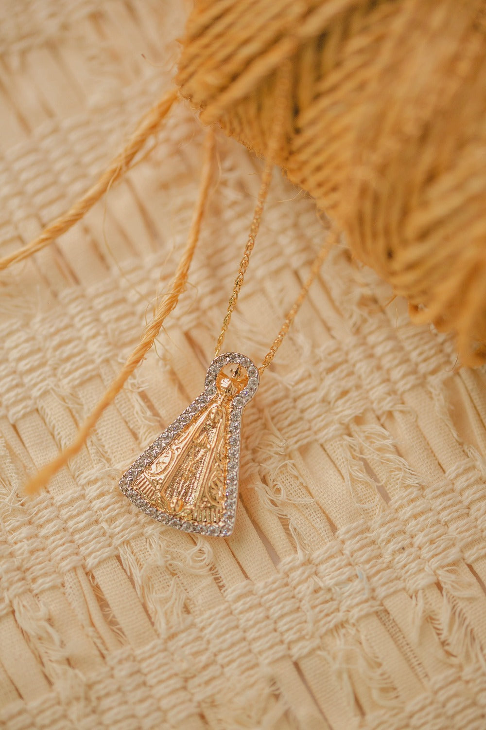 COLAR SANTA CRAVEJADA FOLHEADO A OURO 18K
