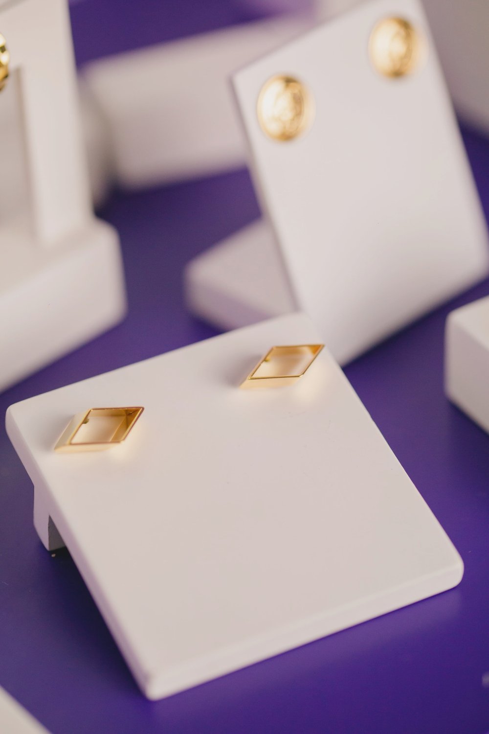 BRINCO LOSANGO FOLHEADO A OURO 18K