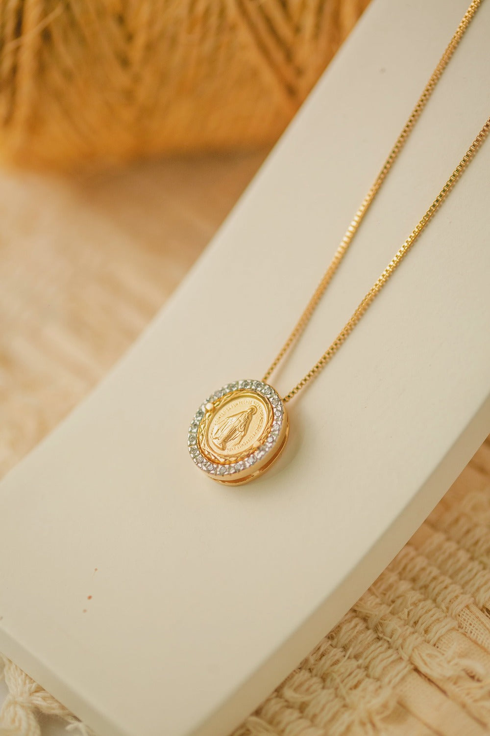 COLAR MEDALHA NOSSA SENHORA MILAGROSA PEQUENA CRAVEJADA FOLHEADO A OURO 18K