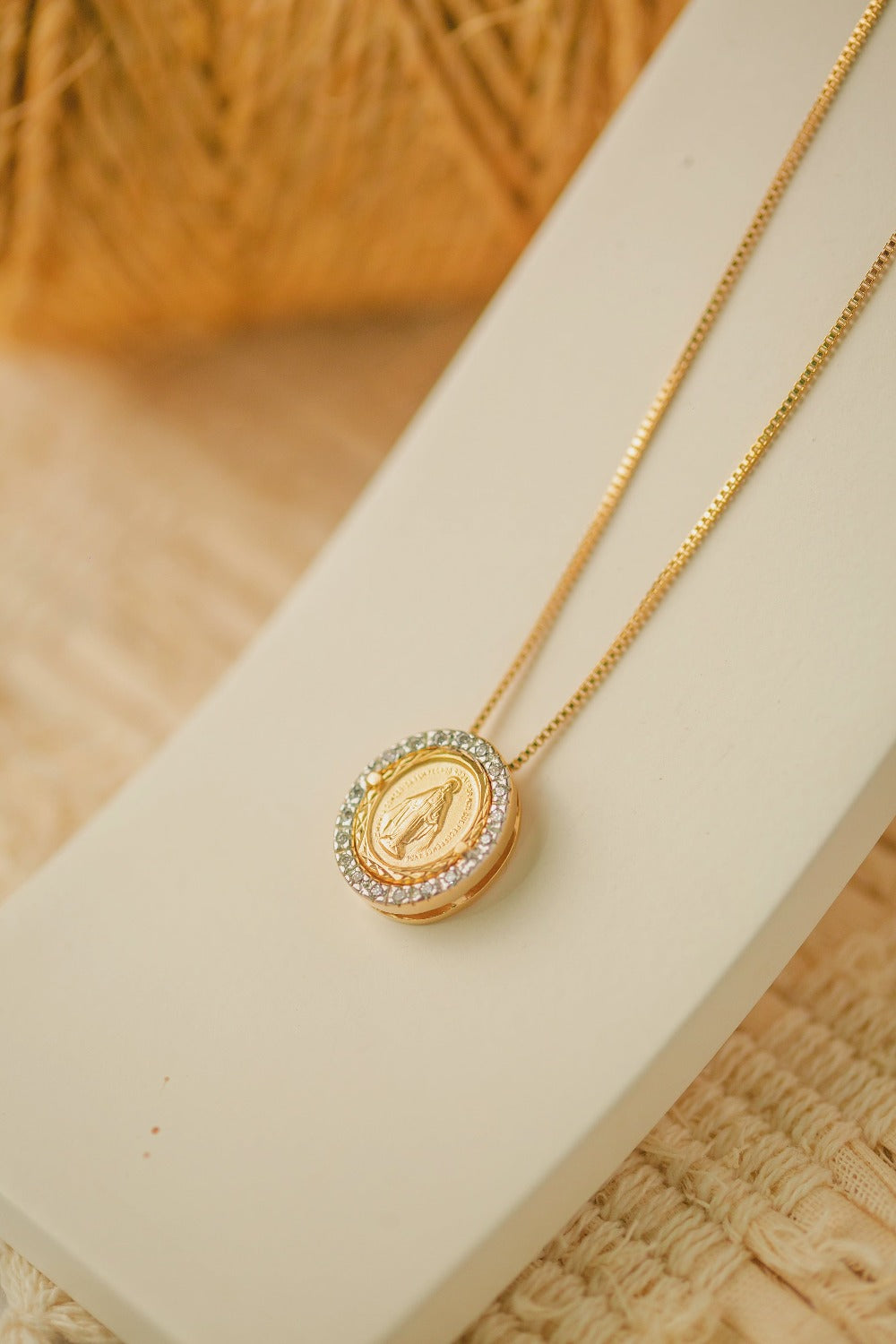 COLAR MEDALHA NOSSA SENHORA MILAGROSA PEQUENA CRAVEJADA FOLHEADO A OURO 18K