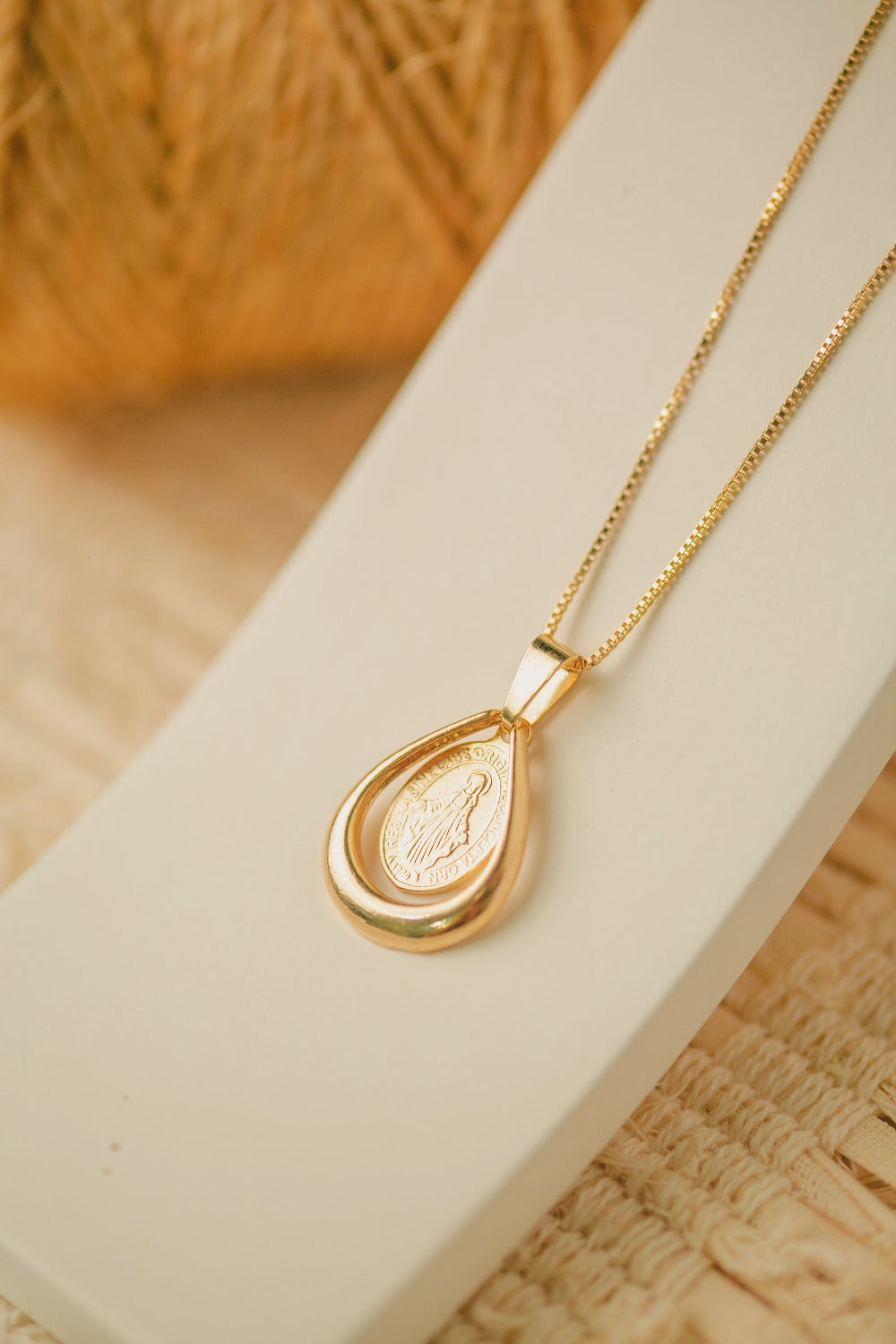 COLAR GOTA COM NOSSA SENHORA MILAGROSA FOLHEADO A OURO 18K