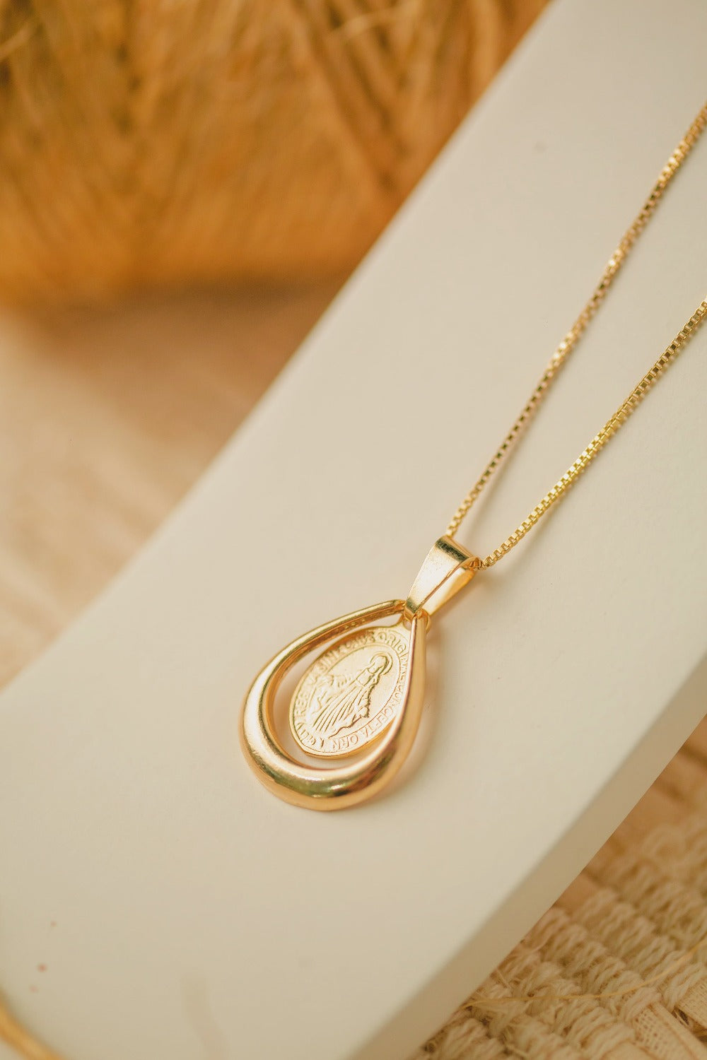 COLAR GOTA COM NOSSA SENHORA MILAGROSA FOLHEADO A OURO 18K