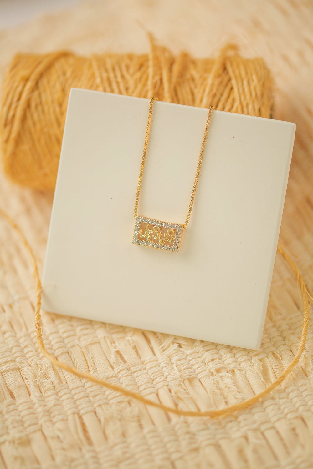 COLAR JESUS CRAVEJADO DE ZIRCONIAS FOLHEADO A OURO 18K