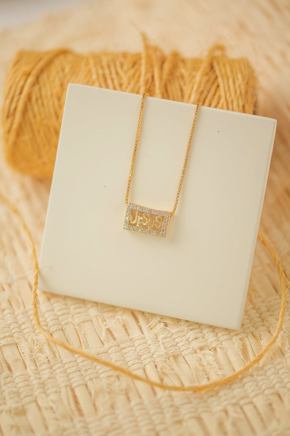 COLAR JESUS CRAVEJADO DE ZIRCONIAS FOLHEADO A OURO 18K