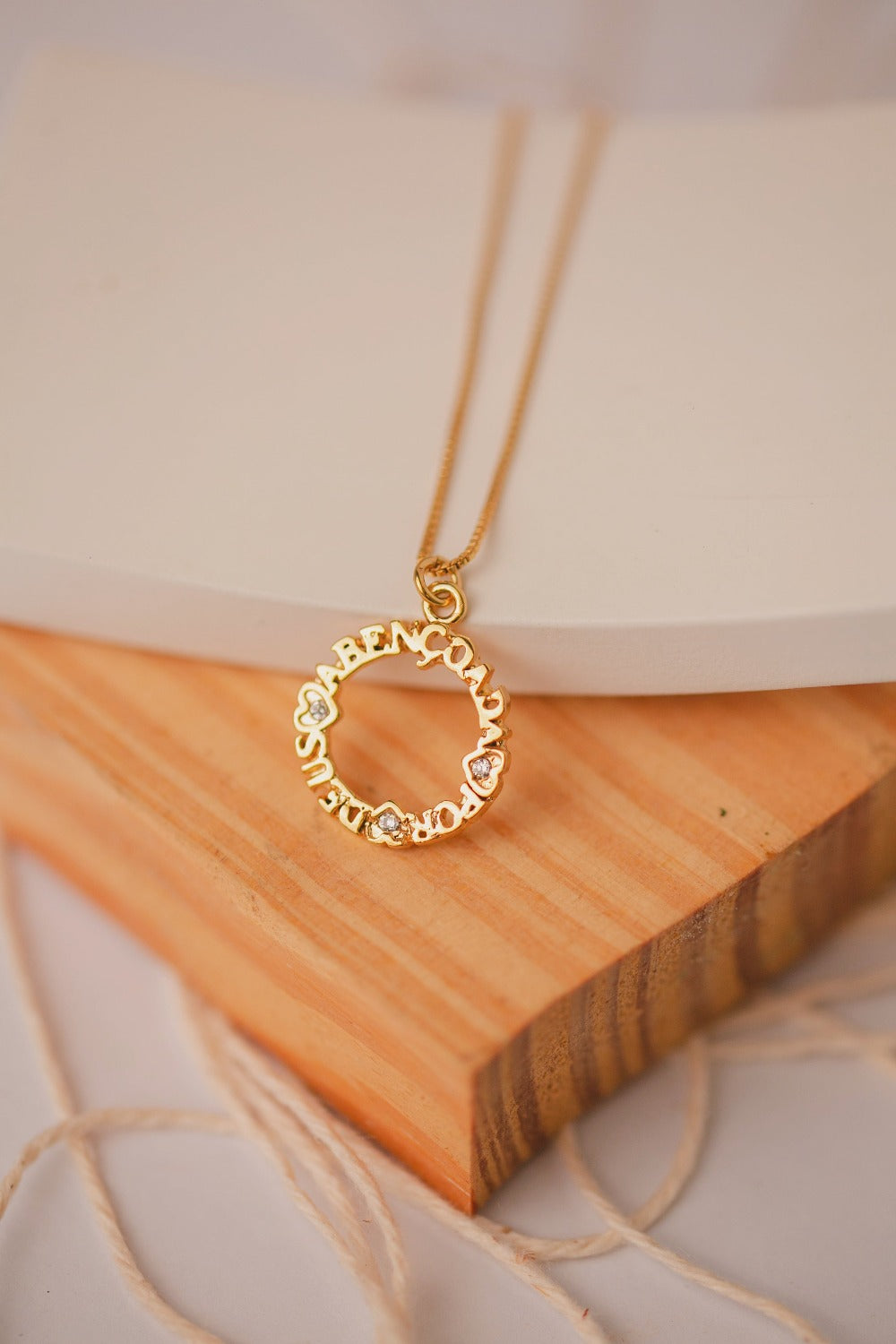 COLAR ABENÇOADA PEQUENA  FOLHEADO A OURO 18K