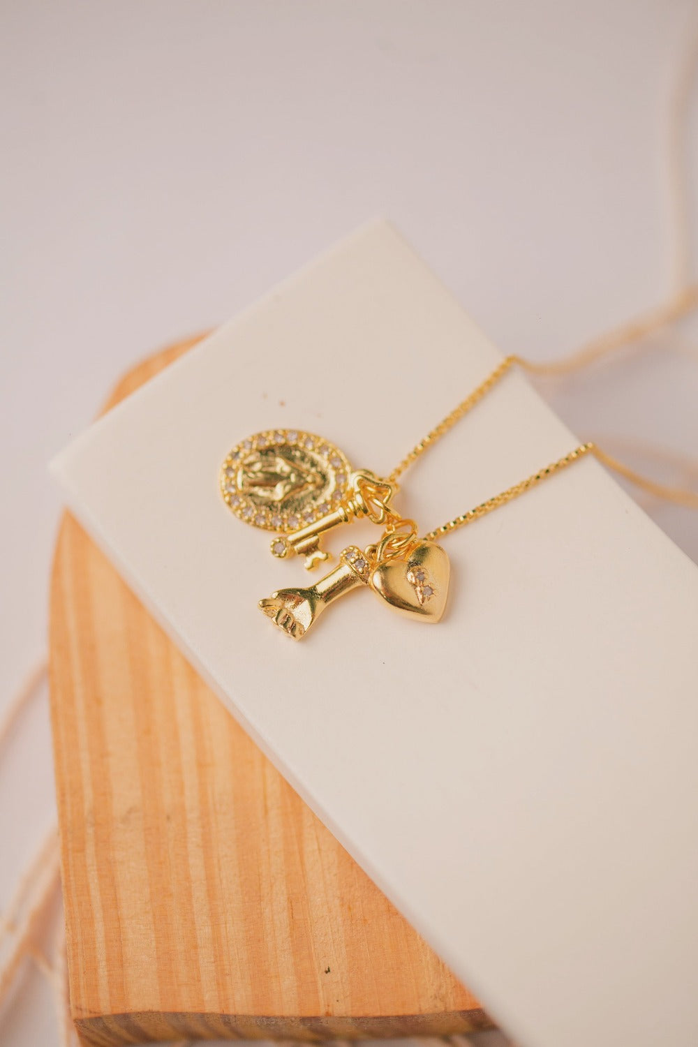 COLAR AMULETO FOLHEADO A OURO 18K