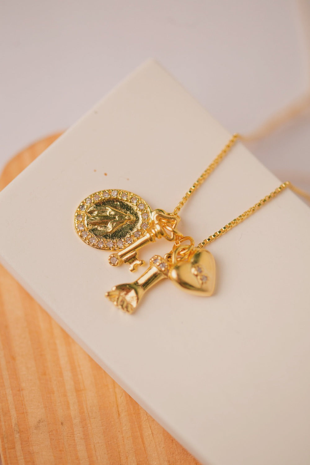 COLAR AMULETO FOLHEADO A OURO 18K