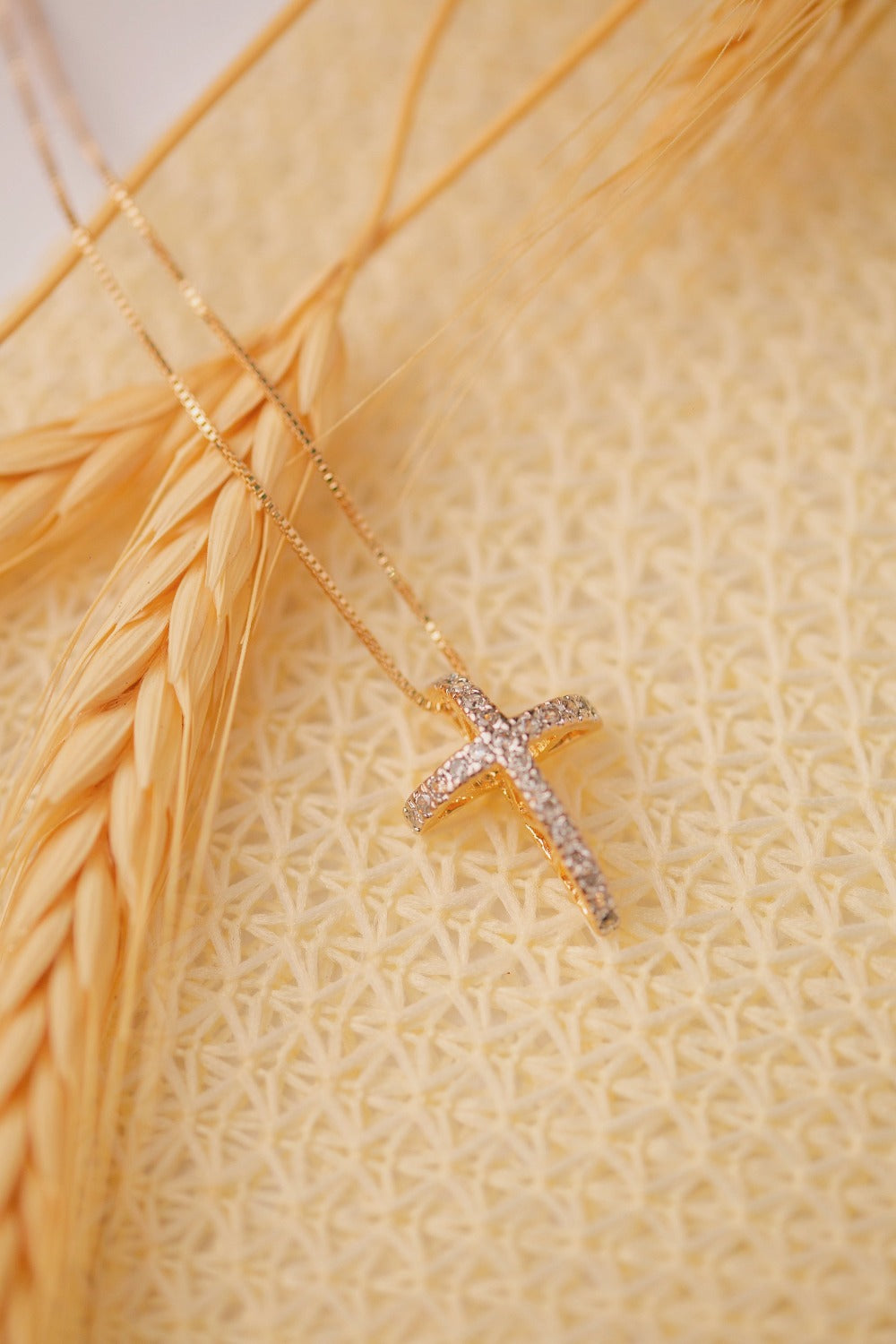 COLAR CRUZ CRAVEJADA DE ZIRCONIAS FOLHEADO A OURO 18K