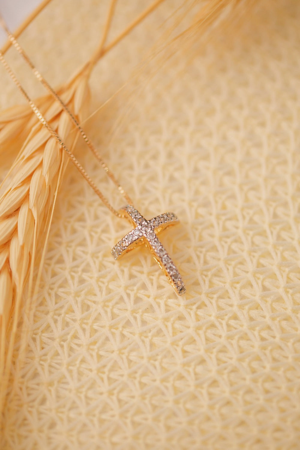 COLAR CRUZ CRAVEJADA DE ZIRCONIAS FOLHEADO A OURO 18K