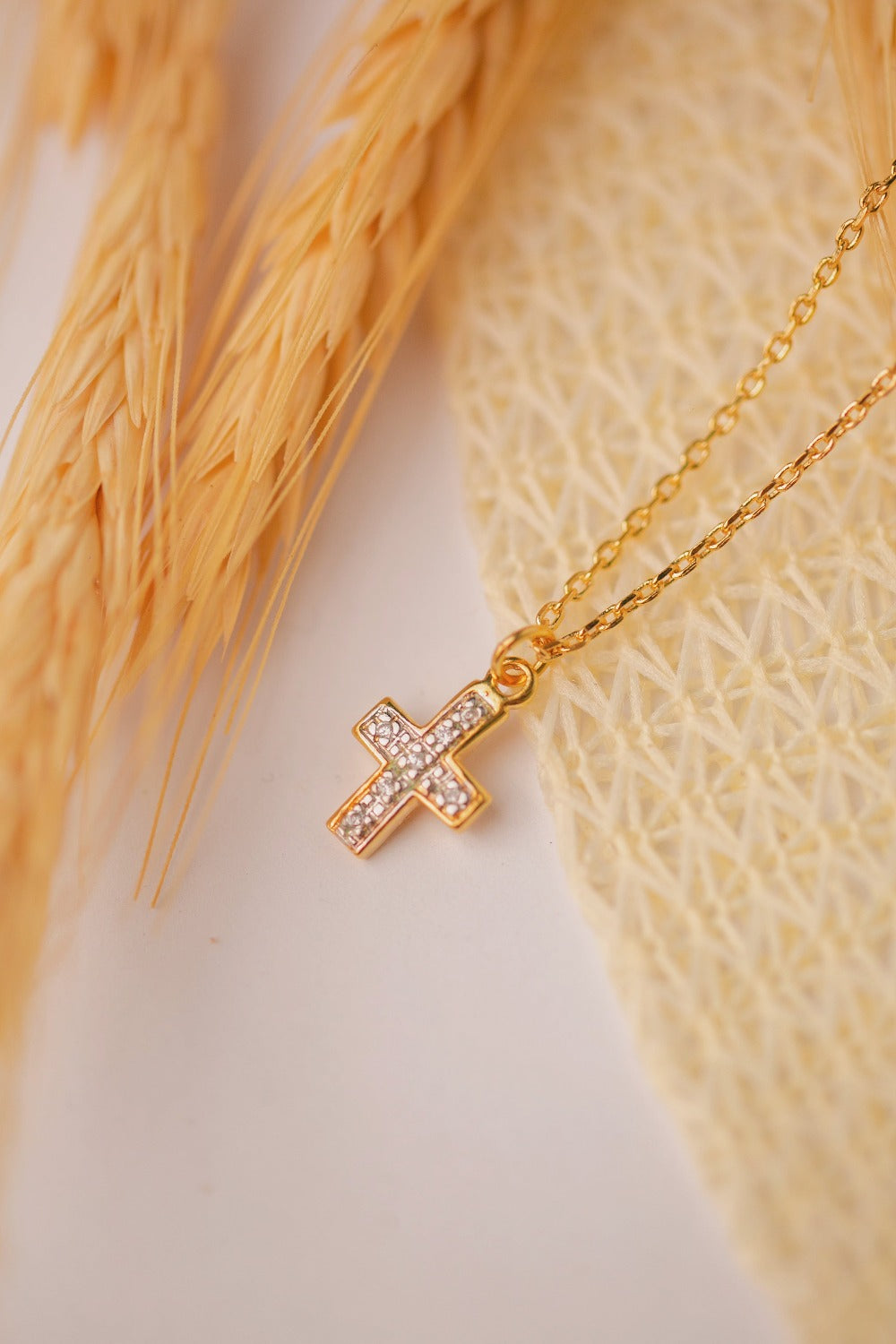 COLAR MINI CRUZ FOLHEADO A OURO 18K