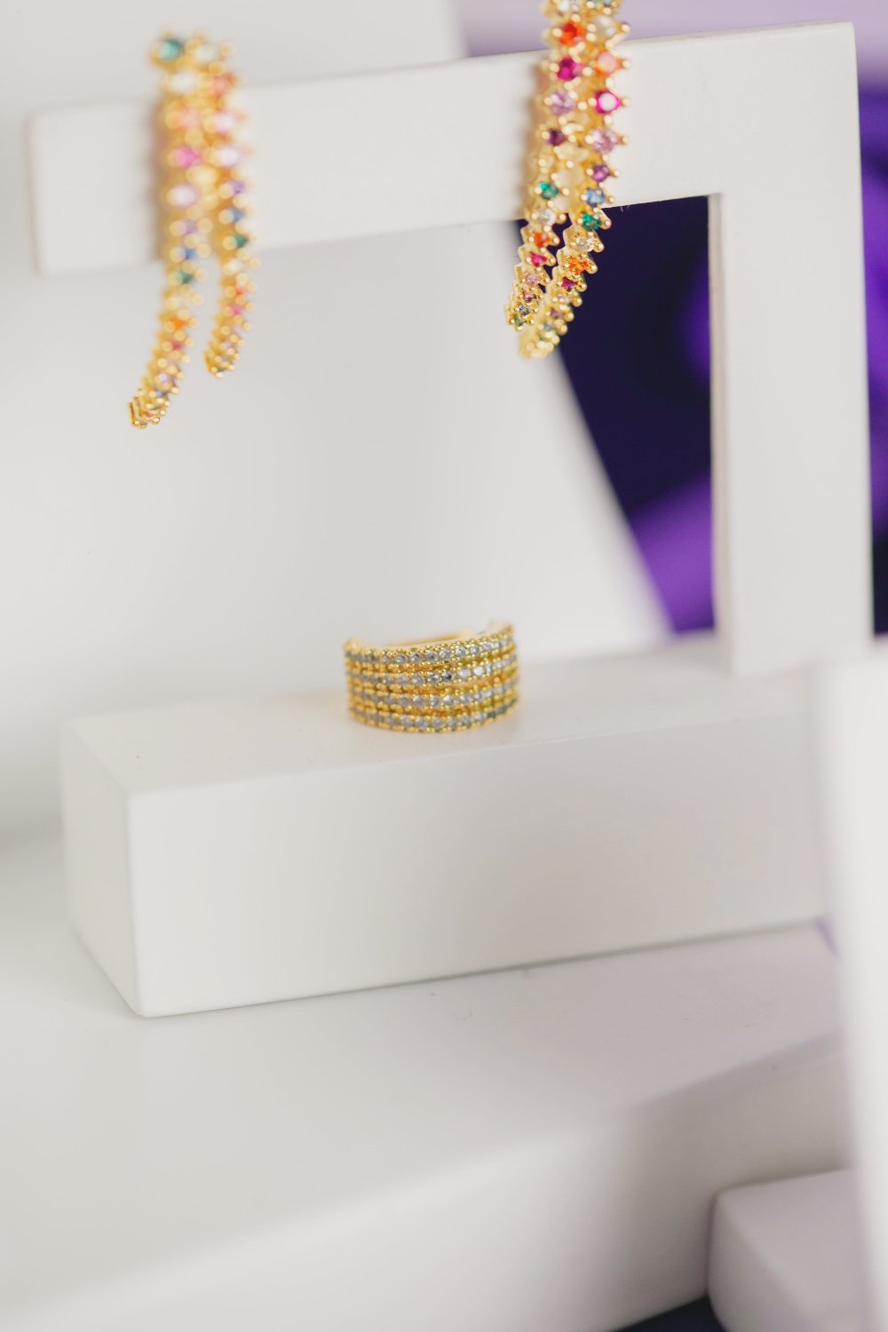 BRINCO PIERCING DE PRESSÃO COM QUATRO FILEIRAS DE ZIRCONIA CRISTAL FOLHEADO A OURO 18K