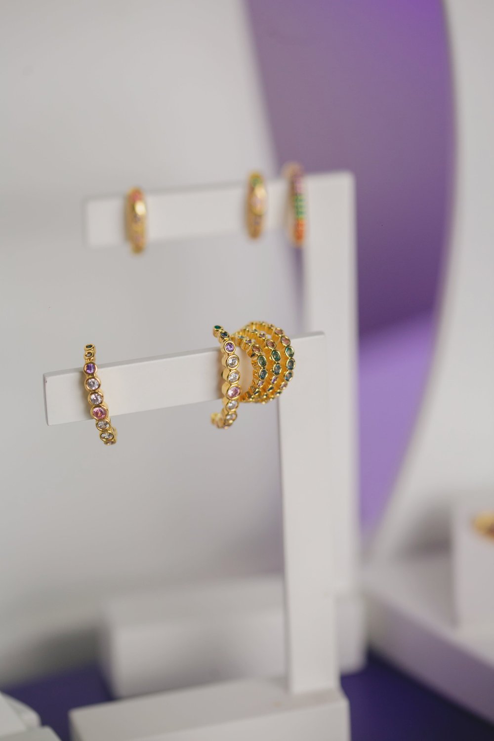 BRINCO PIERCING TRES FILEIRAS CRAVEJADOS DE ZIRCONIAS COLORIDAS FOLHEADO A OURO 18K