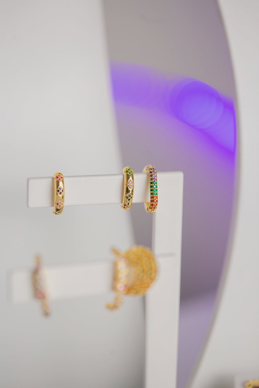 BRINCO EAR HOOK COM ZIRCONIAS COLORIDAS FOLHEADO A OURO 18K