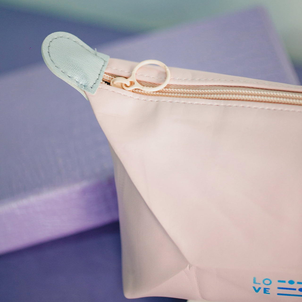 NECESSAIRE EMBORRACHADA OI FOFA