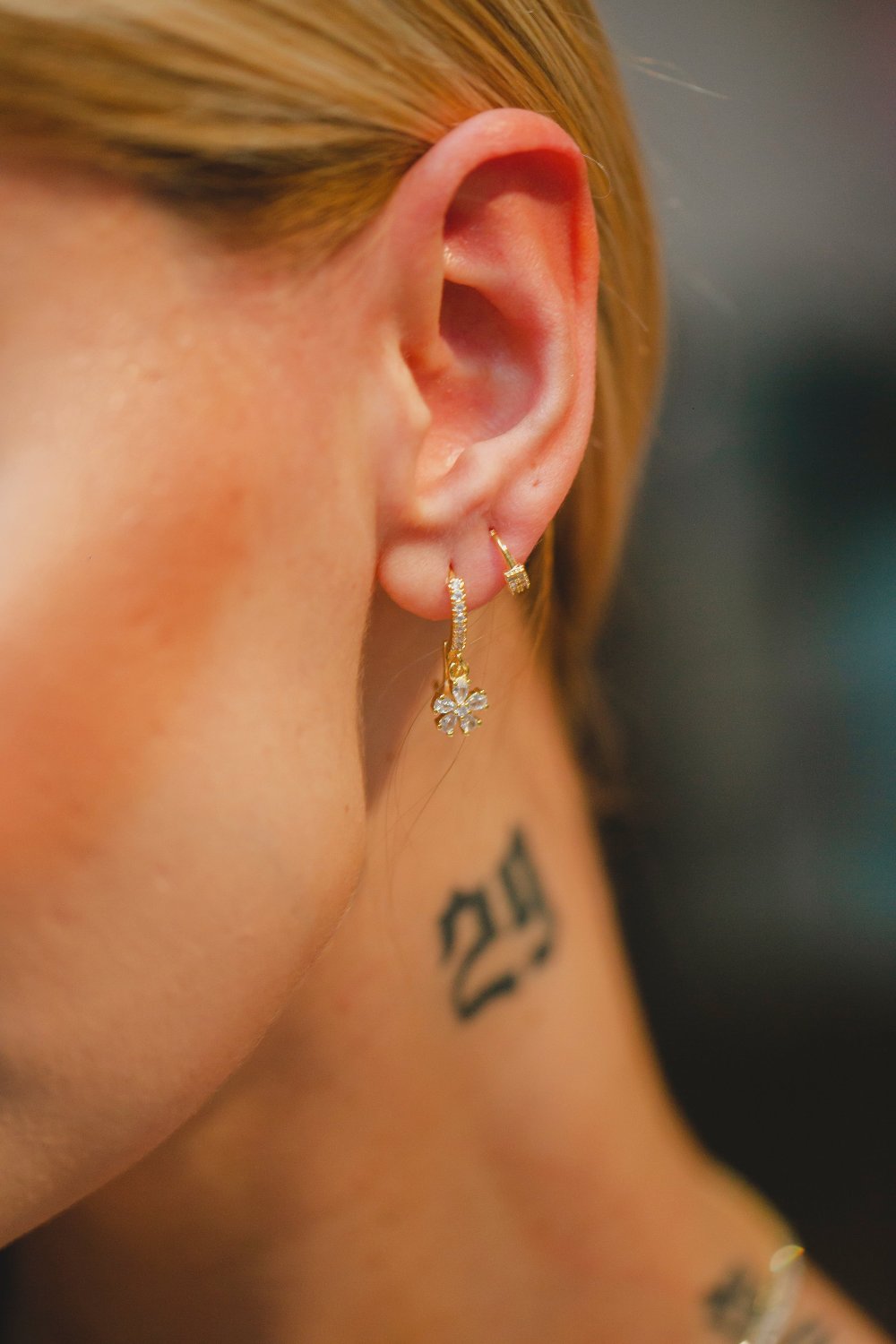 BRINCO ARGOLA COM FLOR CRAVEJADA FOLHEADO A OURO 18K