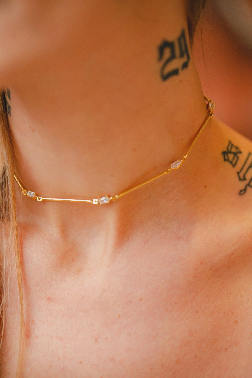 COLAR CHOKER COM ZIRCÔNIAS FOLHEADO A OURO 18K