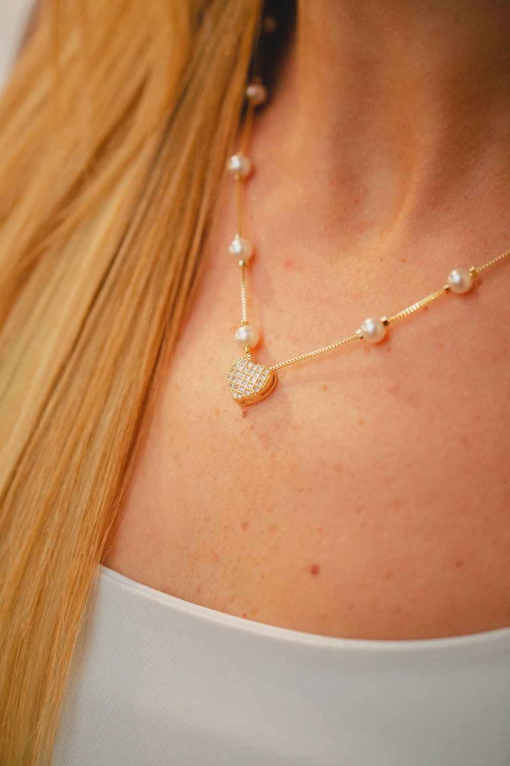 COLAR PEROLA COM CORAÇÃO CRAVEJADO FOLHEADA A OURO 18K