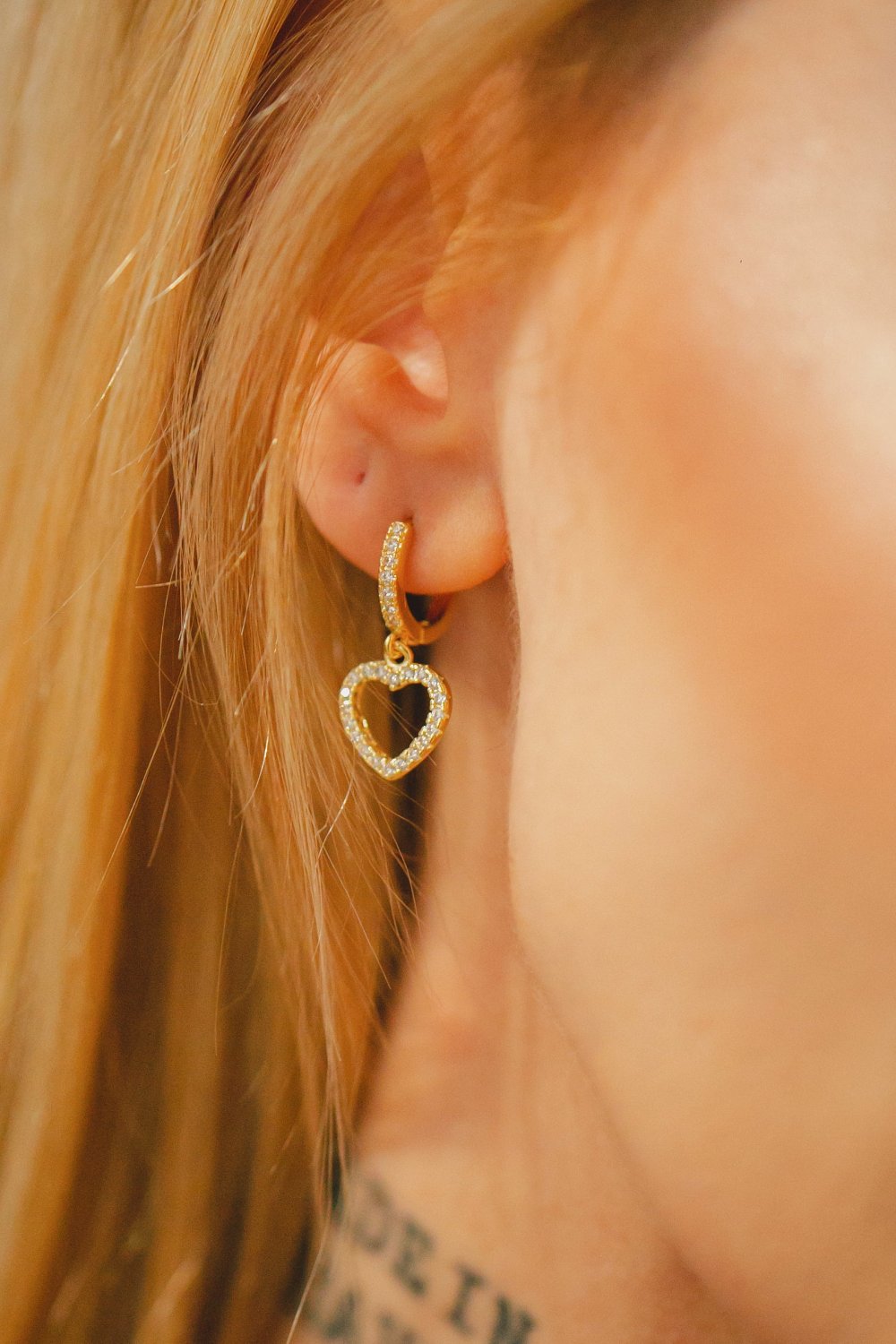 BRINCO ARGOLA COM CORAÇÃO VAZADO FOLHEADO A OURO 18K