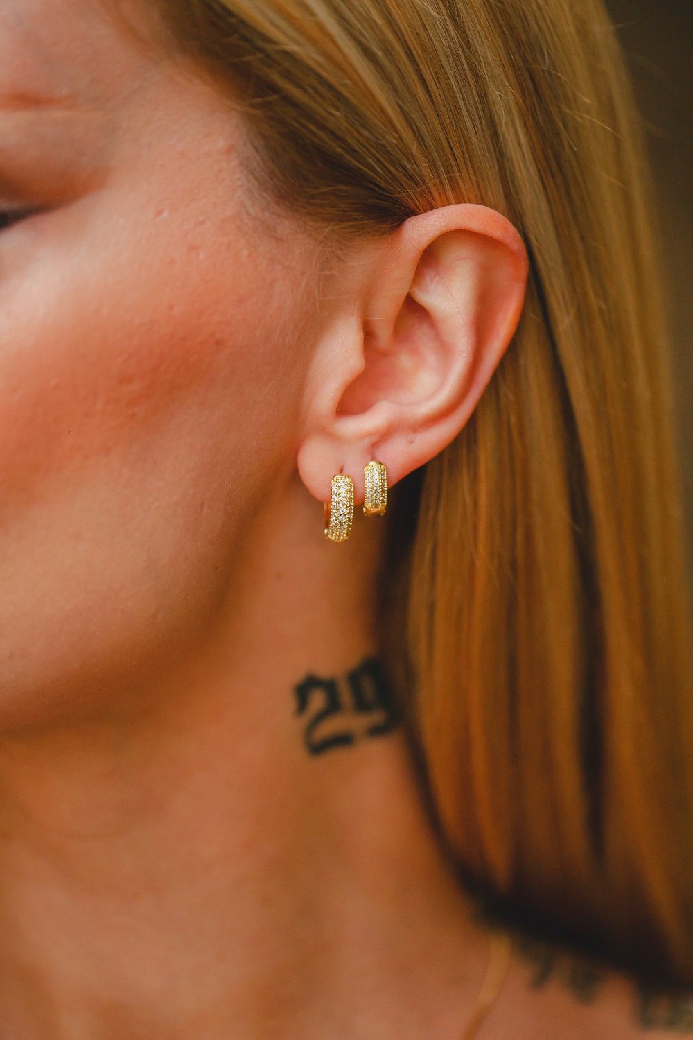BRINCO ARGOLA COM MINI ZIRCÔNIAS M FOLHEADO A OURO 18K