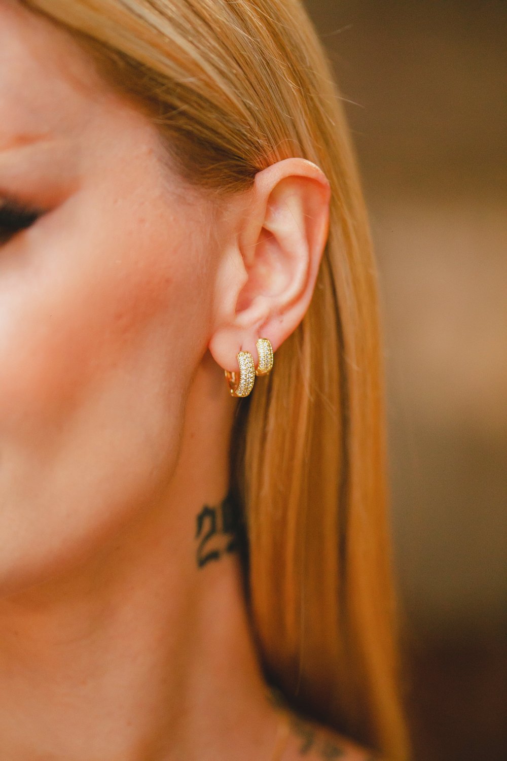 BRINCO ARGOLA CRAVEJADA M FOLHEADO A OURO 18K