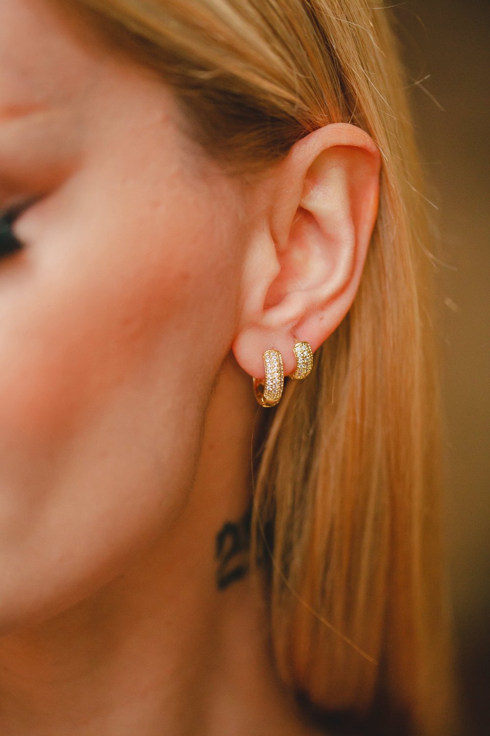 BRINCO ARGOLA CRAVEJADA P FOLHEADO A OURO 18K