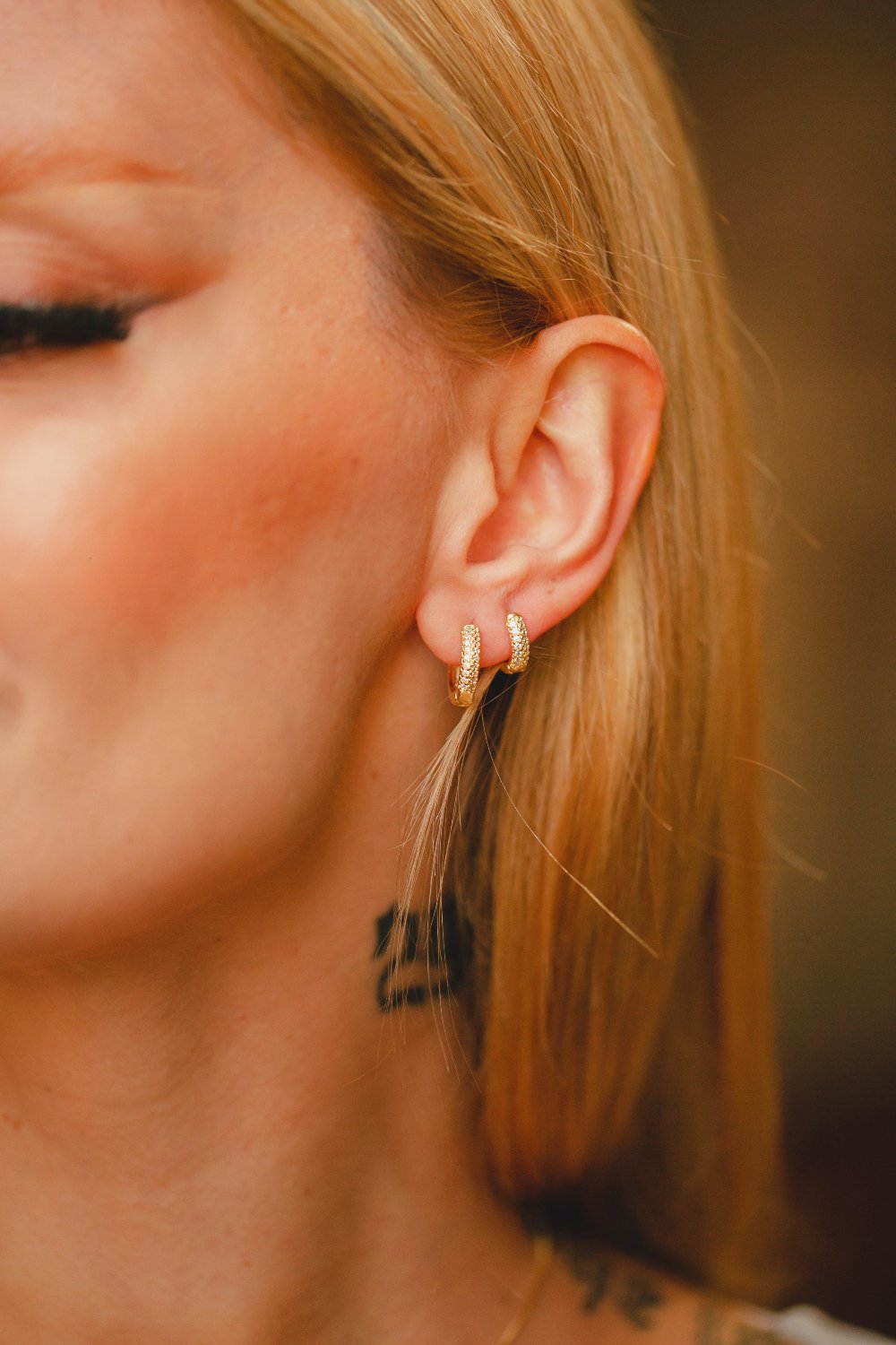 BRINCO ARGOLA CRAVEJADA M FOLHEADO A OURO 18K